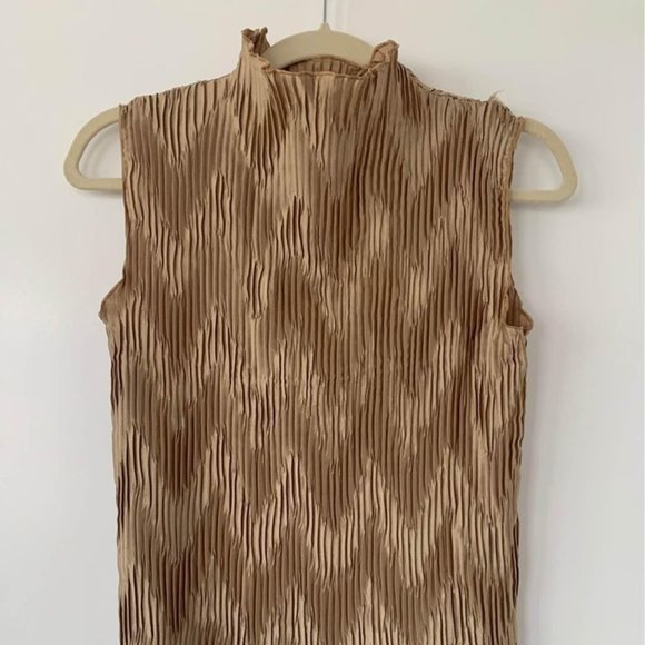 VTG Gold Ruffled Sleeveless Tank Top - Picture 1 of 1